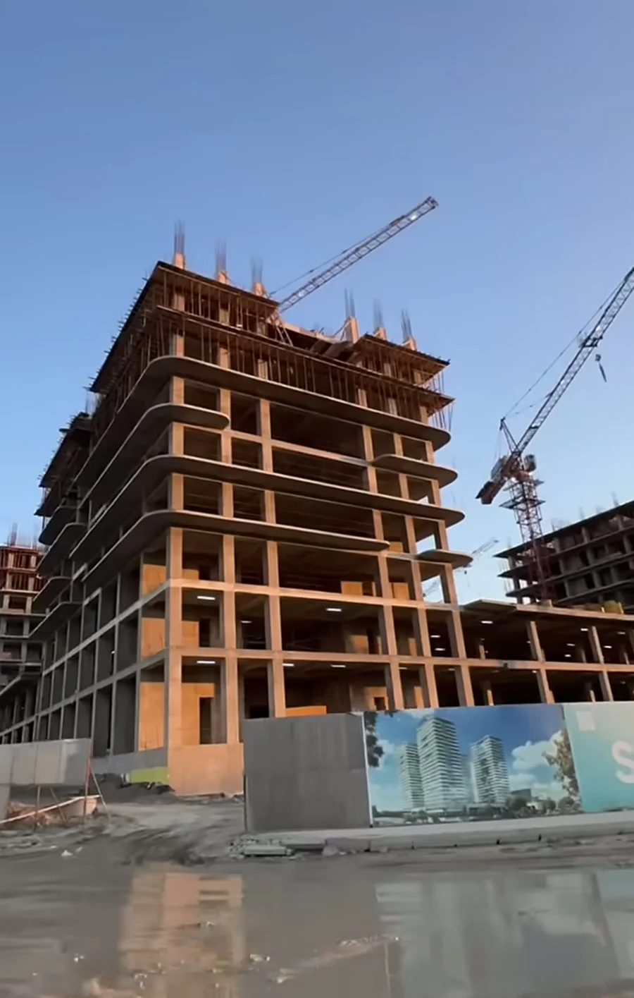 Qüllə aşağıdan: mərtəbələr və kranlar